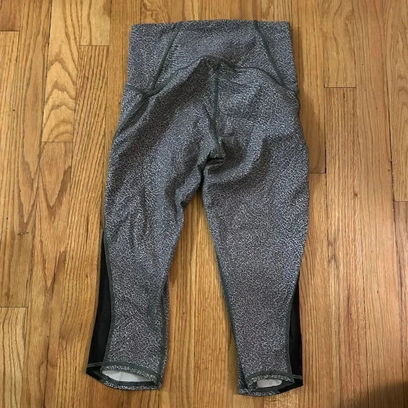 Lululemon sz 6 Train Times Crop (17") Fractal Alpine White Black / Black GUC - Picture 8 of 13